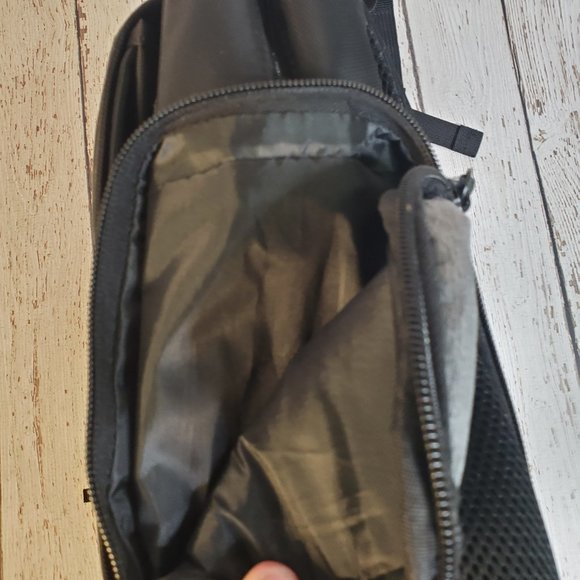 Eddie Bauer Atlas Backpack Black with Insulated side pouch, Magnetic closure - Picture 7 of 16